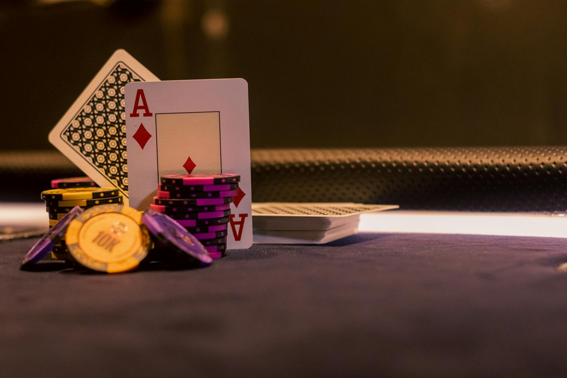 Cận cảnh bài và chip trên bàn baccarat