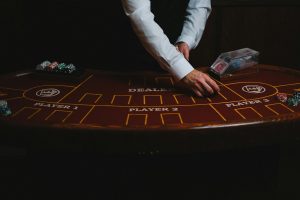 Bàn blackjack với bài và chip đặt cược ở góc nhìn cận cảnh