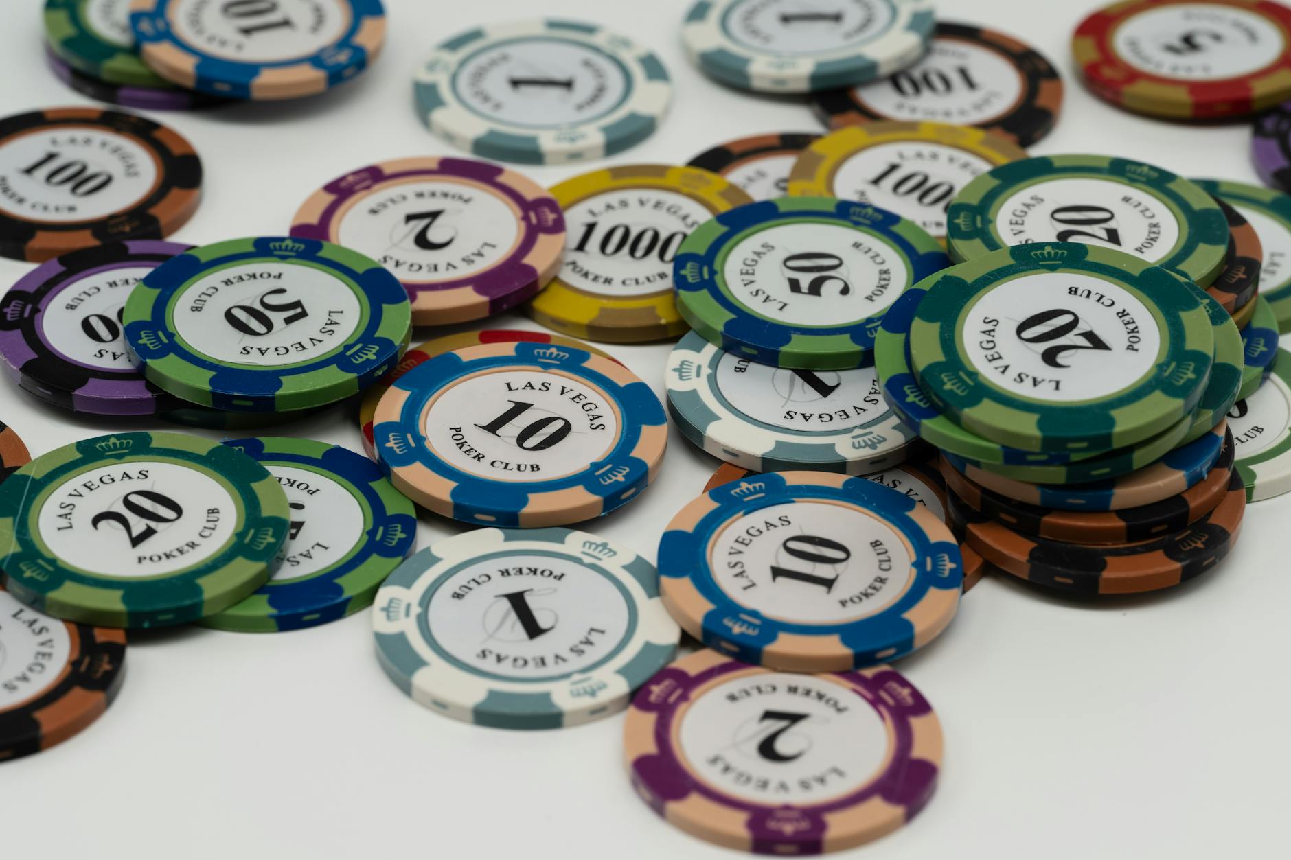 Ghi chú quản lý vốn khi chơi baccarat cùng chip đặt trên bàn