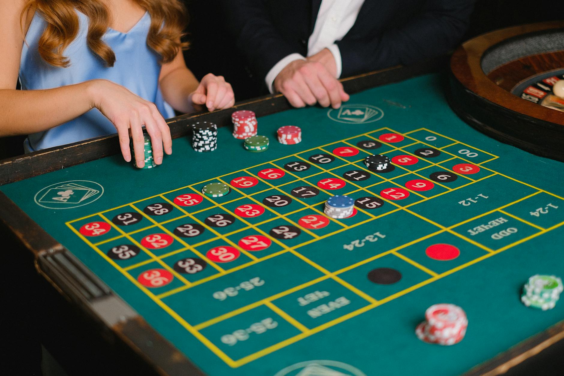 Bàn roulette châu Âu với bố cục số và khu vực đặt cược rõ ràng