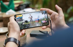 Người chơi trải nghiệm game bắn cá online trên điện thoại với giao diện trực quan