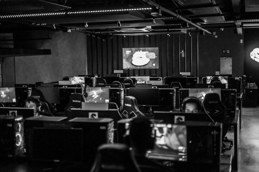 Người chơi đang phân tích dữ liệu trước khi cược e-sport